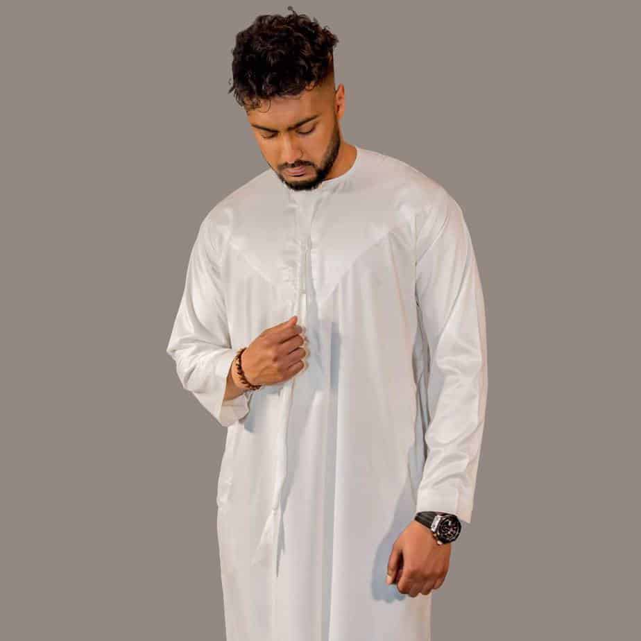 The simplistic elegance of the White Emirati thobe will make you the centre of attention anywhere.