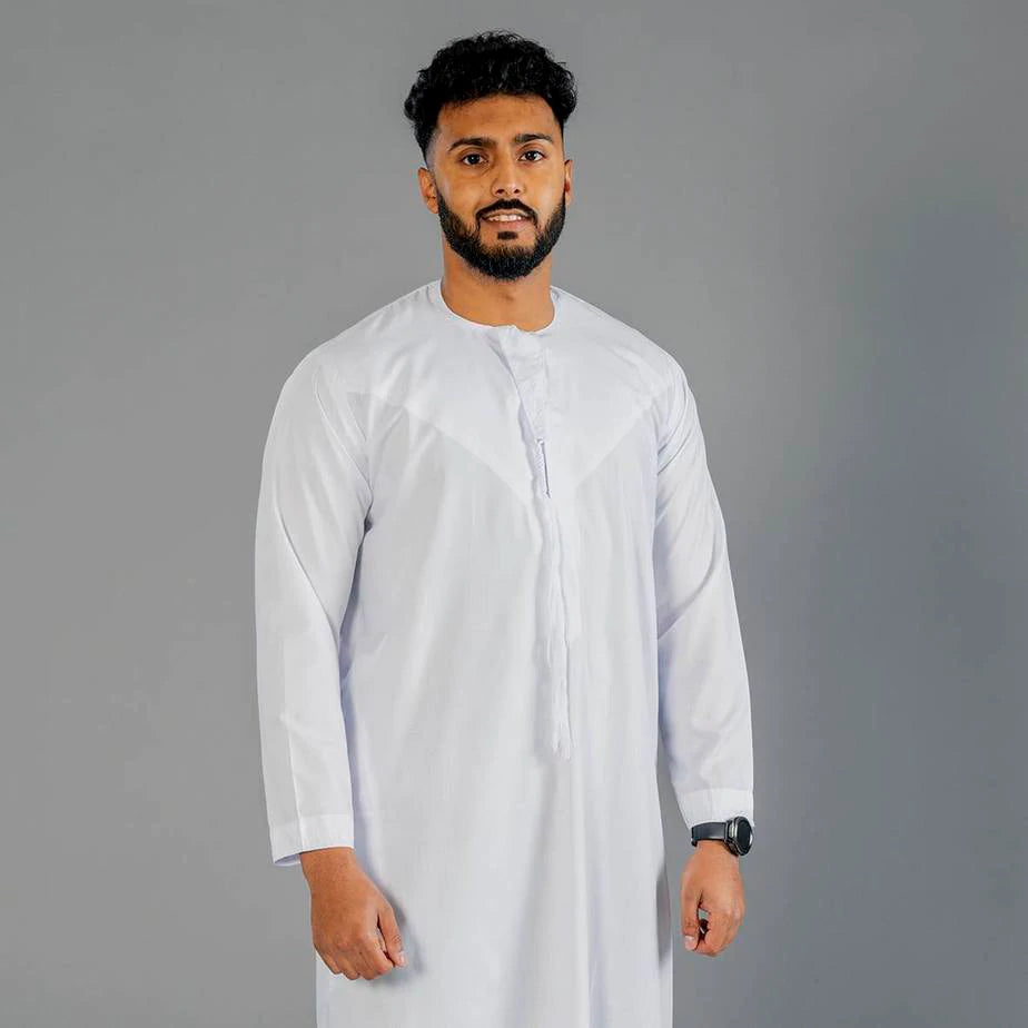A grey Emirati style thobe is versatile, so you can design it in many ways while keeping it in terrestrial and neutral tones.