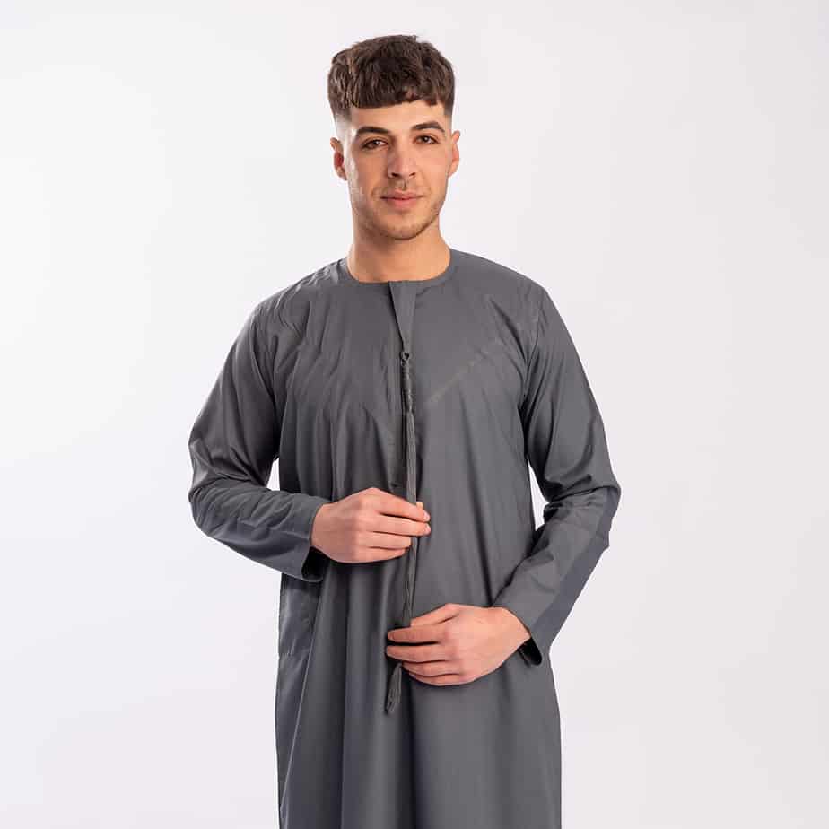Simple White Emirati Jubba is just the thing to look classy and elegant!