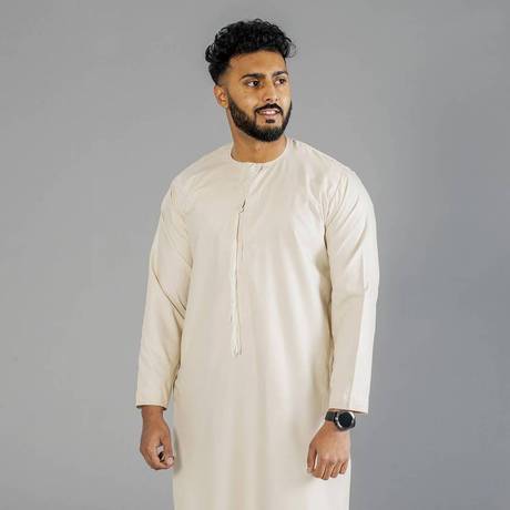 Set the right tone of your day with the superb Simple Peach Emirati Jubba!